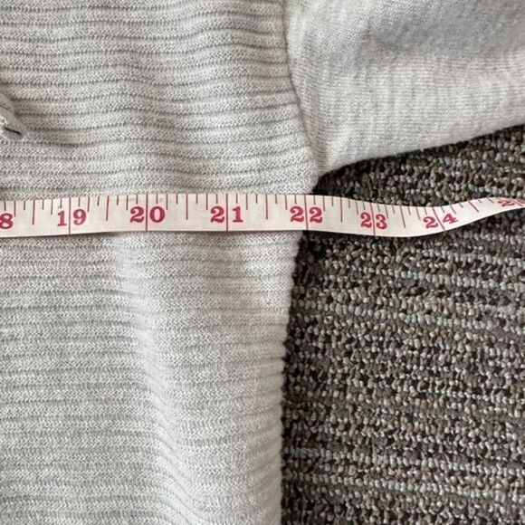 Cynthia Rowley Ribbed Active Knit Neutral Turtleneck Pullover M - Picture 5 of 10